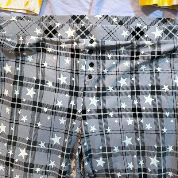 TWO pairs Torrid pants (Tie Dyed Capri Sweats AND Blk/Gry capri PJs) PLUS SIZE 4 - Picture 9 of 13